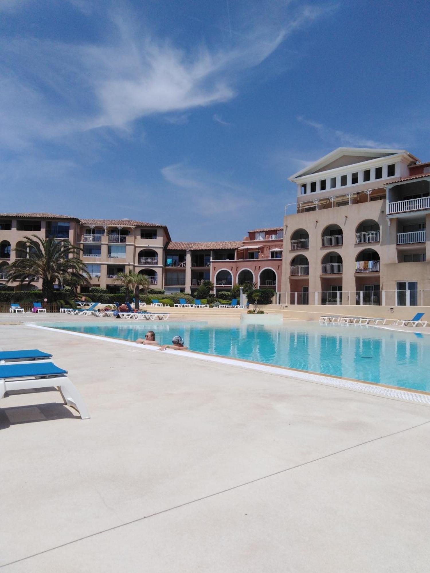 Appartement T2 Avec Piscine A 100 M De La Plage Сикс-Фор-ле-Плаж Екстериор снимка