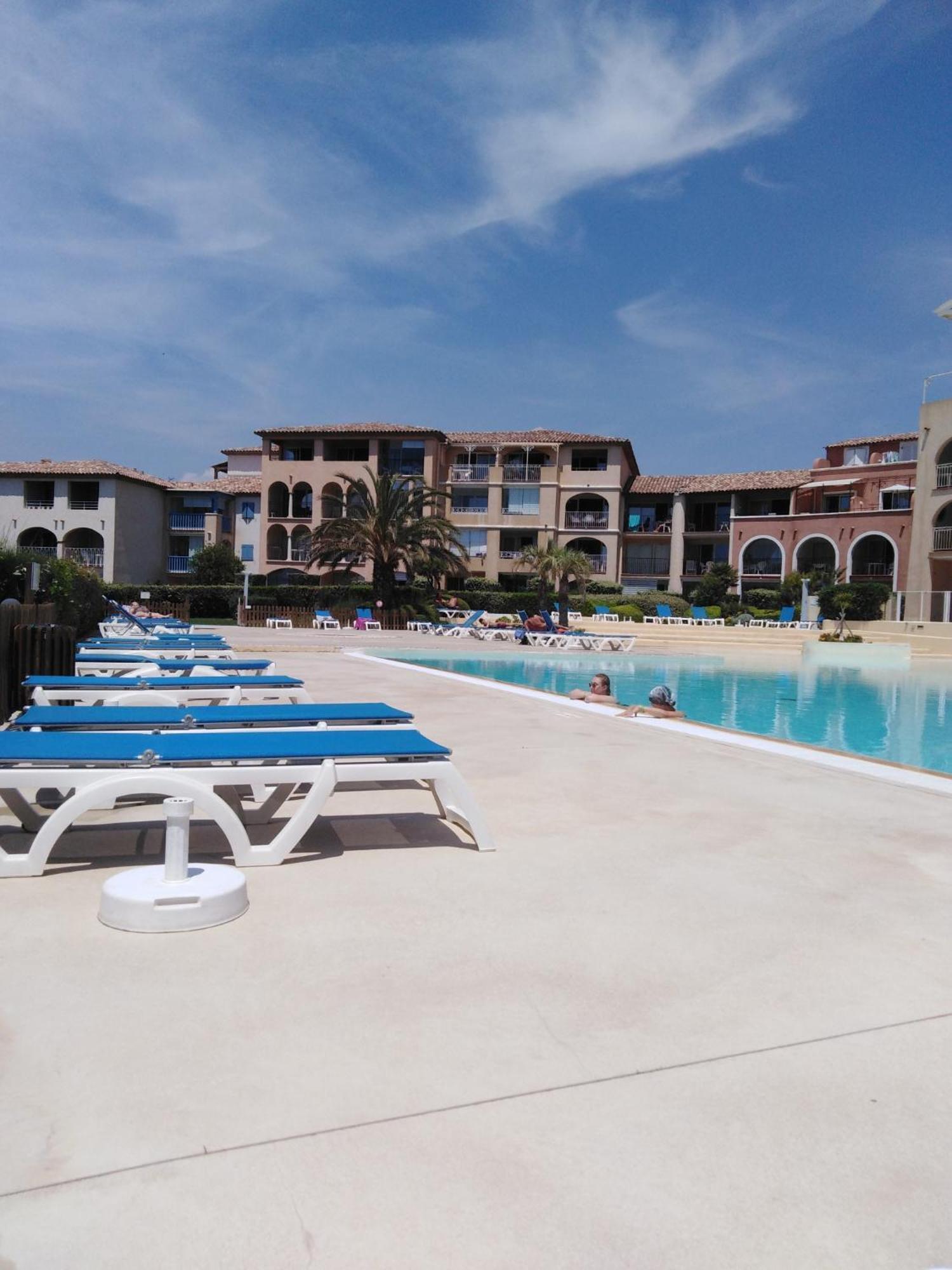Appartement T2 Avec Piscine A 100 M De La Plage Сикс-Фор-ле-Плаж Екстериор снимка